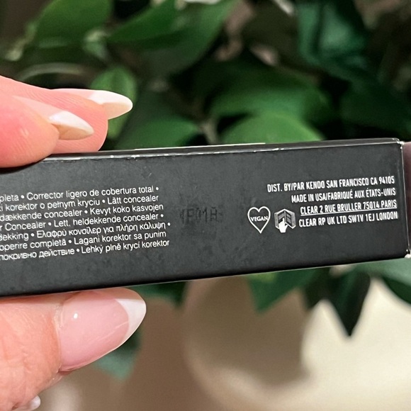 KAT VON D • GOOD APPLE • LIGHT-WEIGHT FULL-COVERAGE CONCEALER MEDIUM 131 - Picture 5 of 5